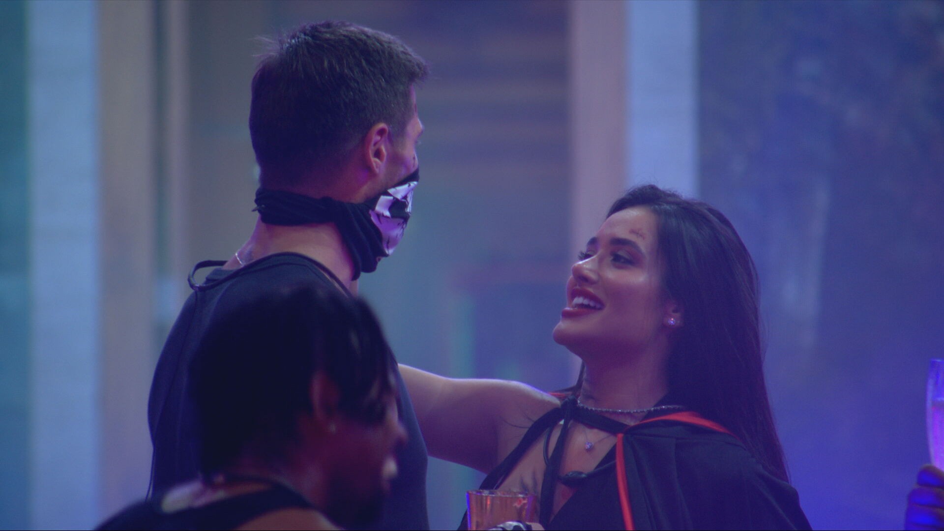 Jordana provoca Jonas Sulzbach em Festa do BBB 26: 'Como beija um esqueleto com pano na boca?'