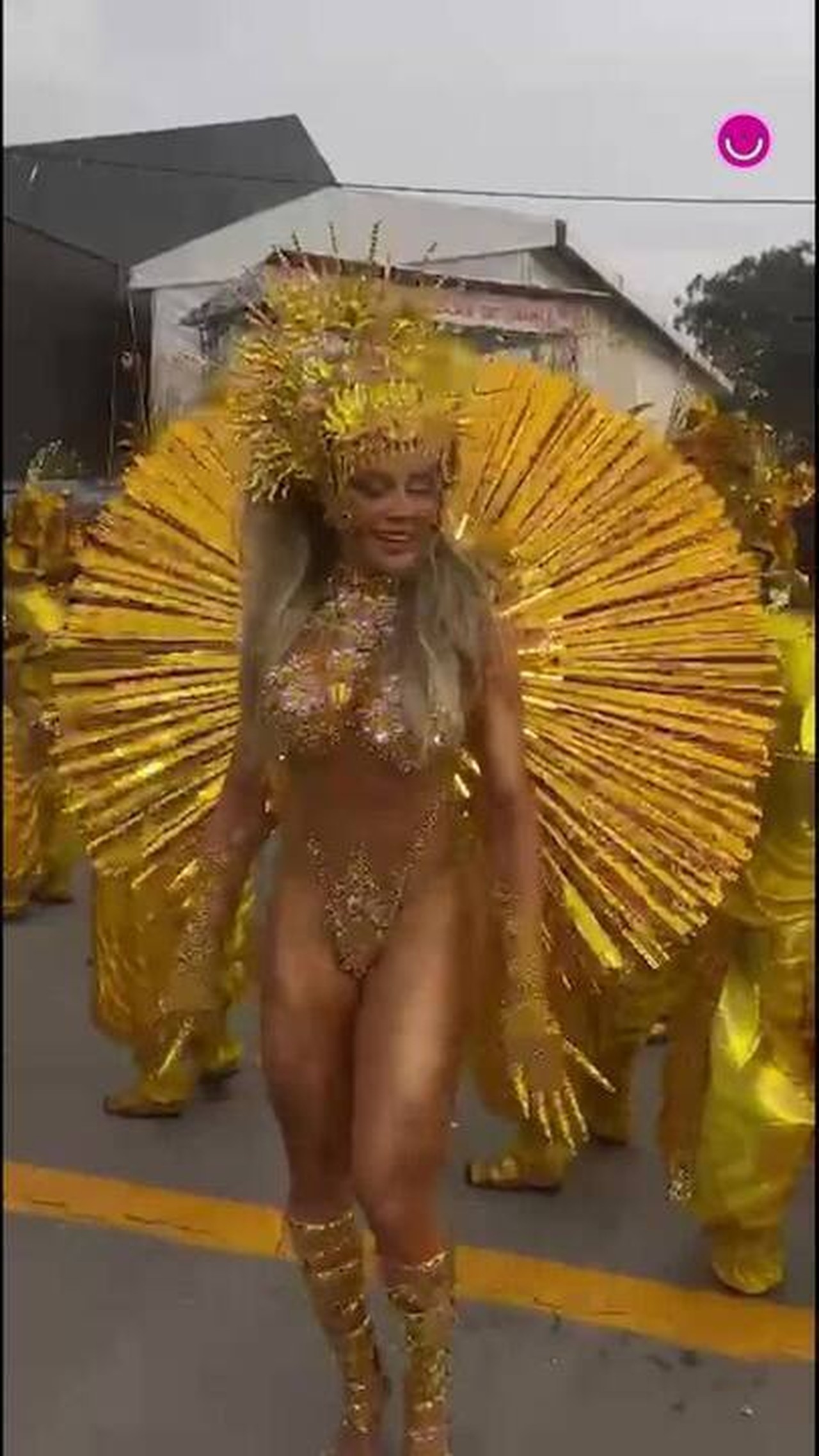 Juju Salimeni chega acompanhada do marido para desfile da Barroca Zona Sul