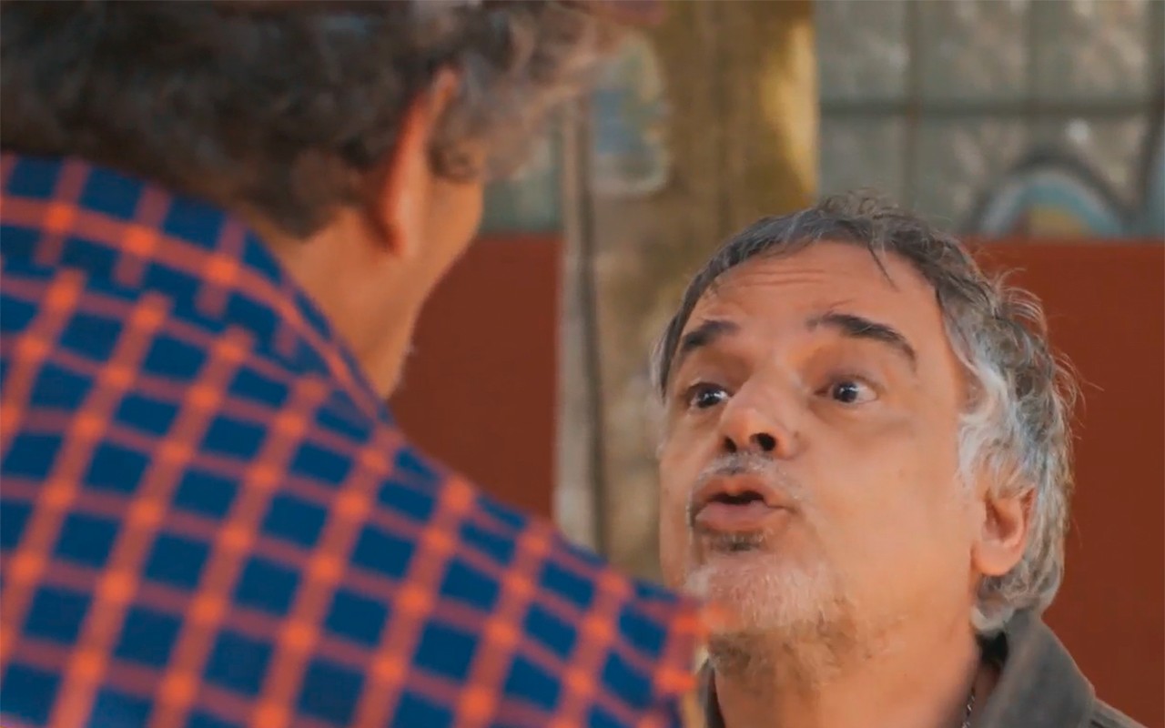 Cena da novela 'Por Você' mostrando Juarez e Zé durante perseguição