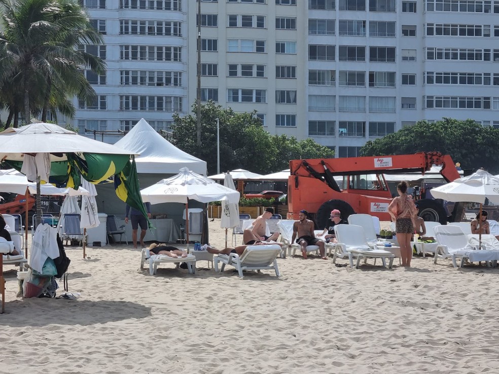 Dançarinos de Lady Gaga curtem praia de Copacabana a poucos metros do palco — Foto: Matheus Dezotti/gshow