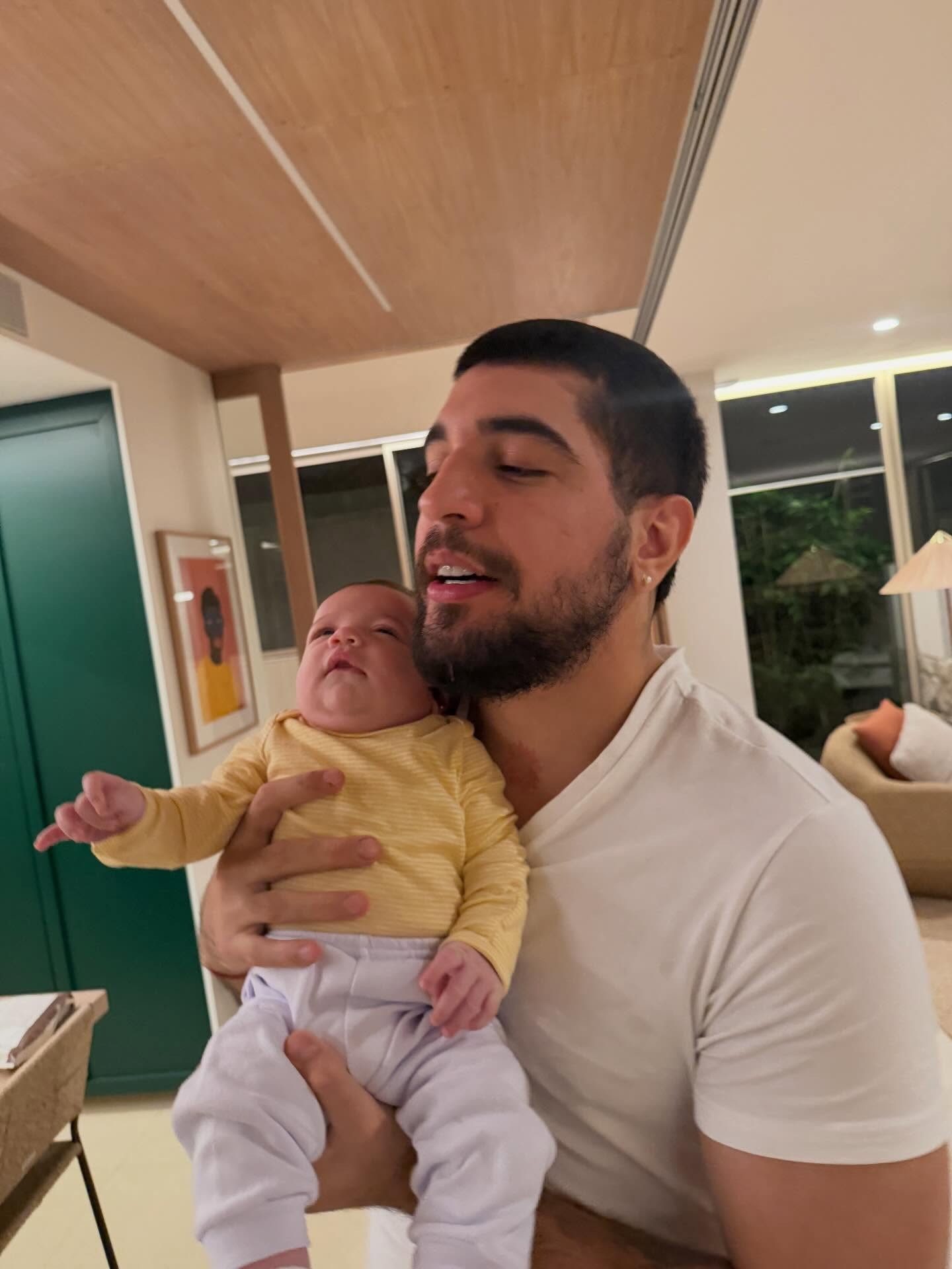 Nattan curte a filha, Zuza, após maratona de shows de Carnaval