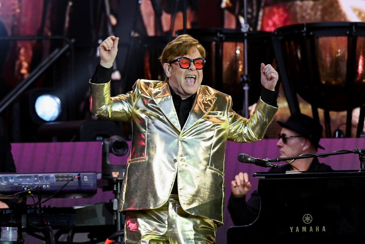 Elton John gets emotional at his final UK show |  Pop