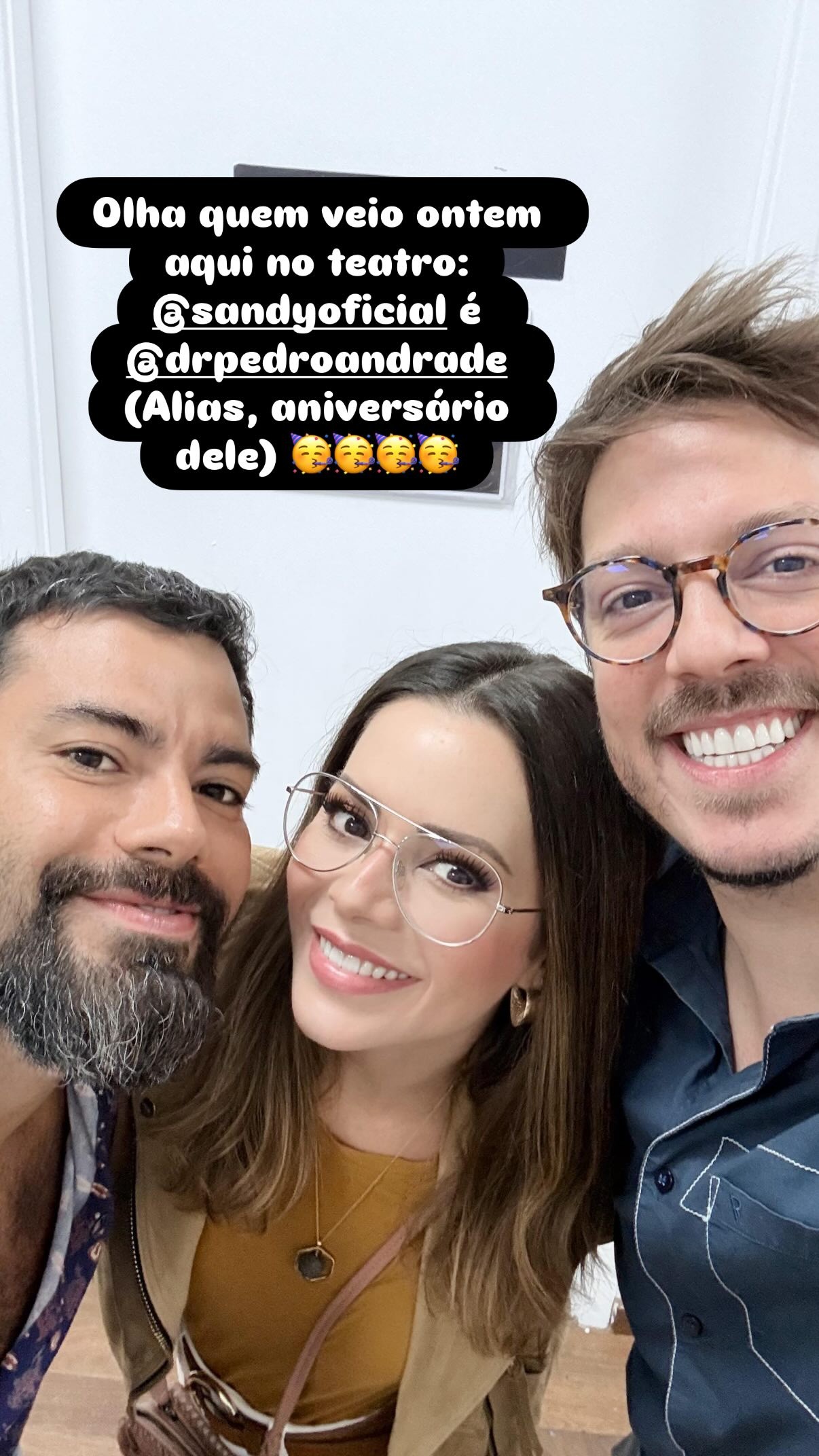 Em aparição rara com o namorado, Sandy celebra aniversário dele em stand-up de Fábio Porchat
