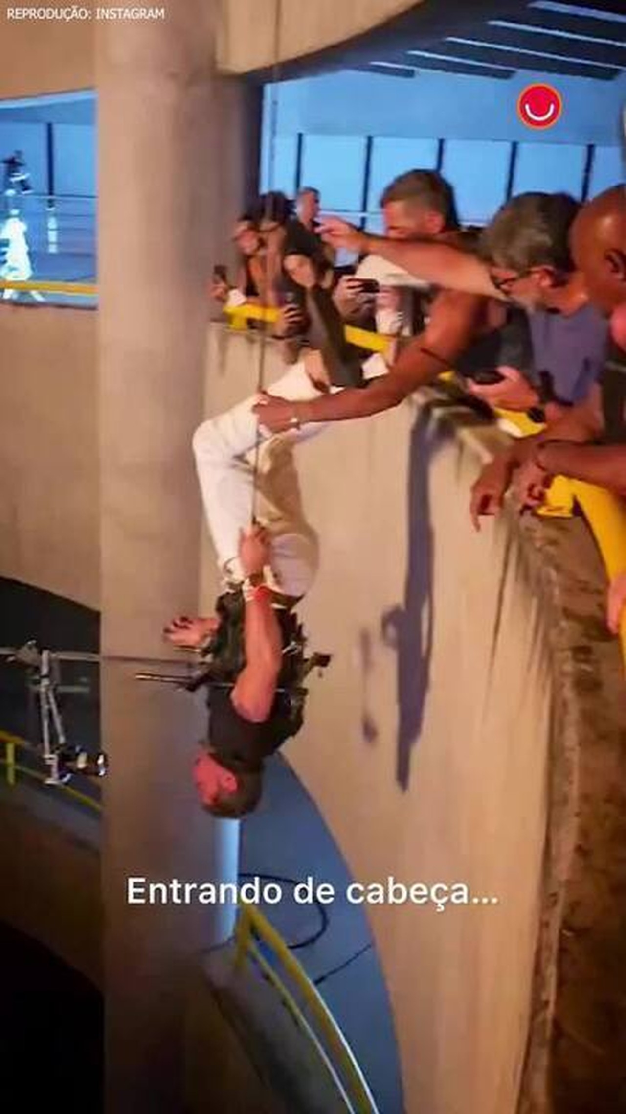 Cauã Reymond aparece pendurado de cabeça para baixo nos bastidores da série Jogada de Risco