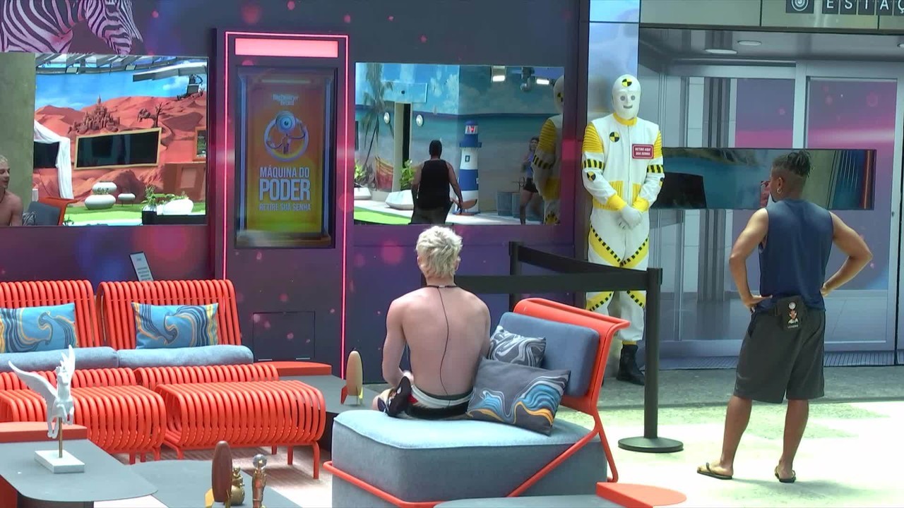 Participantes do BBB 26 se surpreendem com Máquina do Poder no gramado