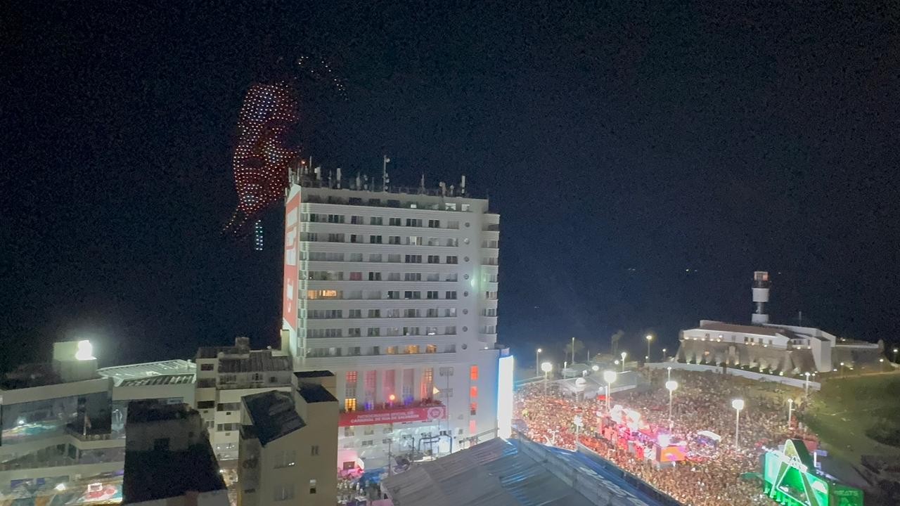 Drones 'desenham' Preta Gil no céu de Salvador; veja o momento da homenagem