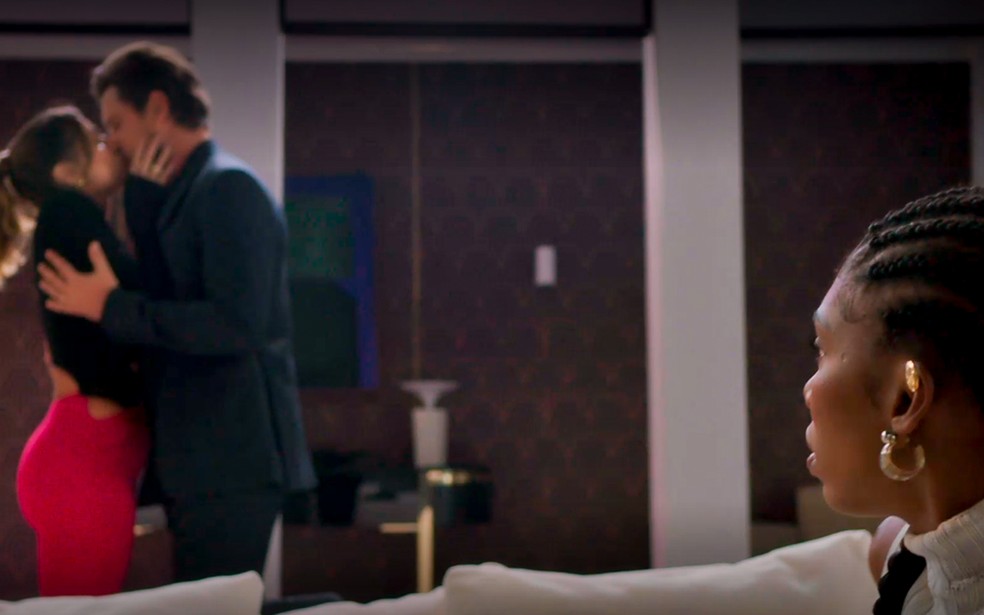 Taís (Késia) descobre que o seu namorado é também o marido de Lara (Deborah Secco) - Elas por Elas — Foto: Globo