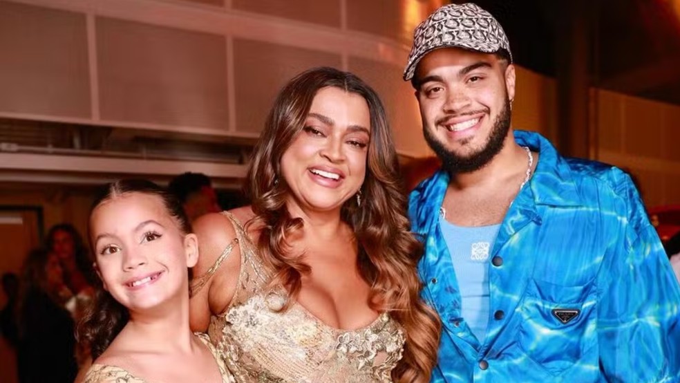 Preta Gil, a netinha Sol Maria e o filho, Fran, em foto antes de embarcar para os EUA — Foto: Reprodução Instagram