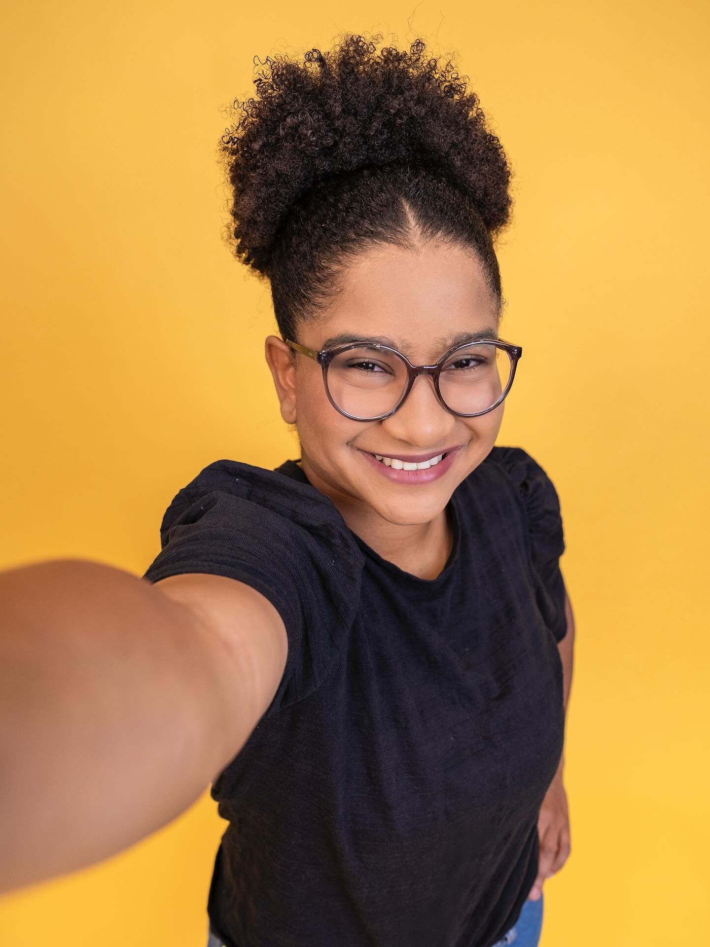 Conexão com gêmea, natação por tutorial e mais: nos 27 anos de Milena, confira curiosidades