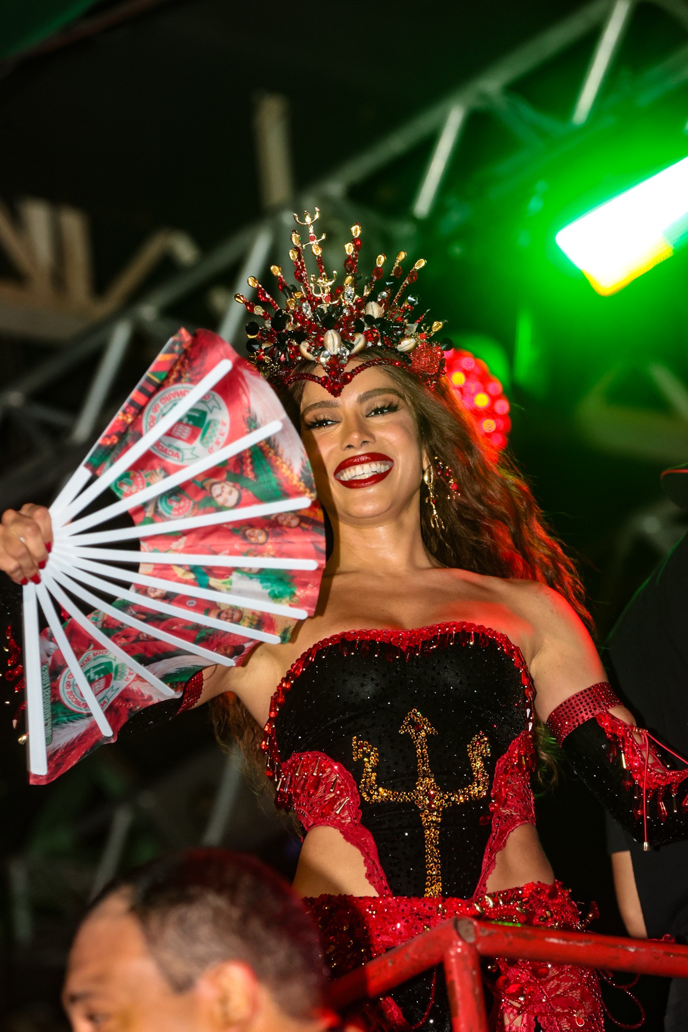 Anitta é coroada rainha de bateria da Grande Rio em noite inesquecível