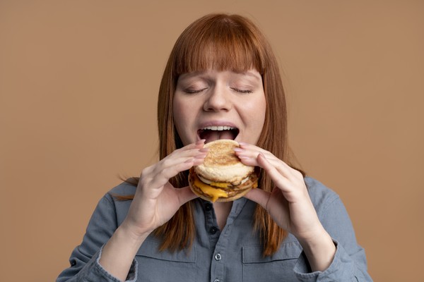 Por que sentimos mais fome durante a menstrua&ccedil;&atilde;o ou TPM? Entenda o aumento  do desejo por doces e alimentos cal&oacute;ricos | Gshow