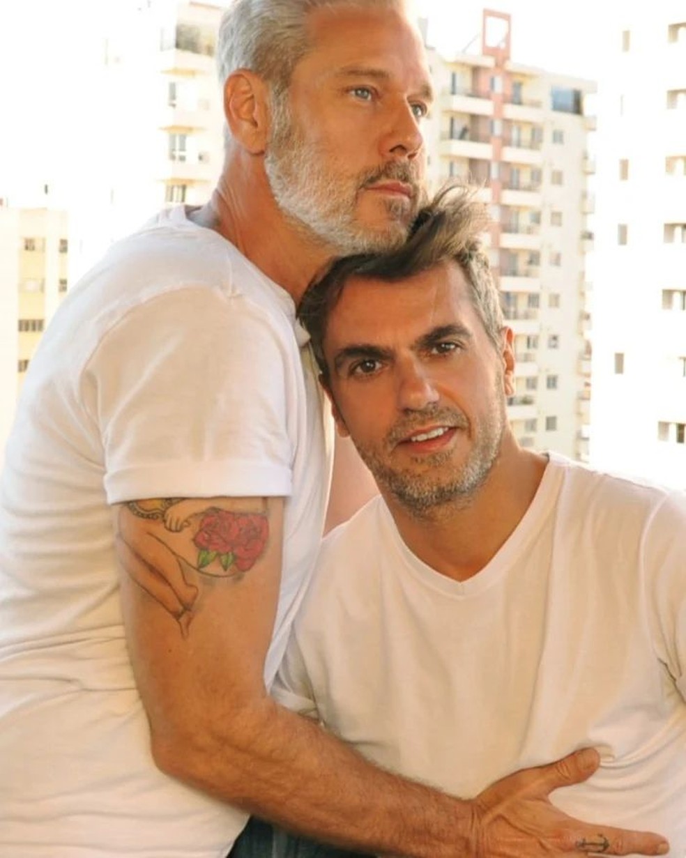 Nico Puig e o marido Jefferson Lattari: "Dia internacional contra a Homofobia, Transfobia e Bifobia", escreveu o ator na publicação. — Foto: ton_hooster/Reprodução Instagram 