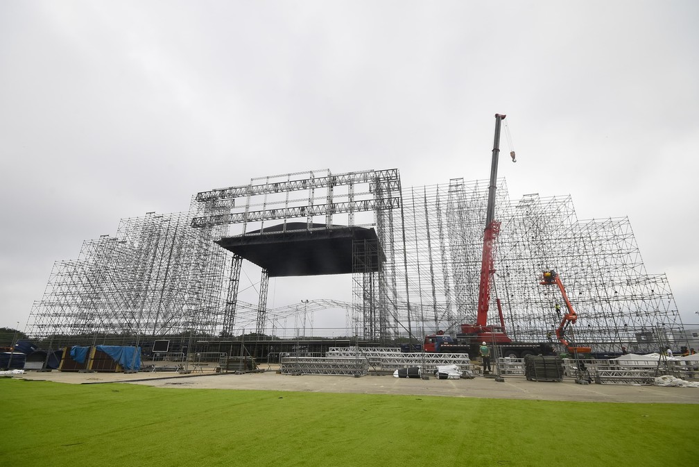 Montagem do Palco Mundo na Cidade do Rock — Foto: Roberto Teixeira/gshow