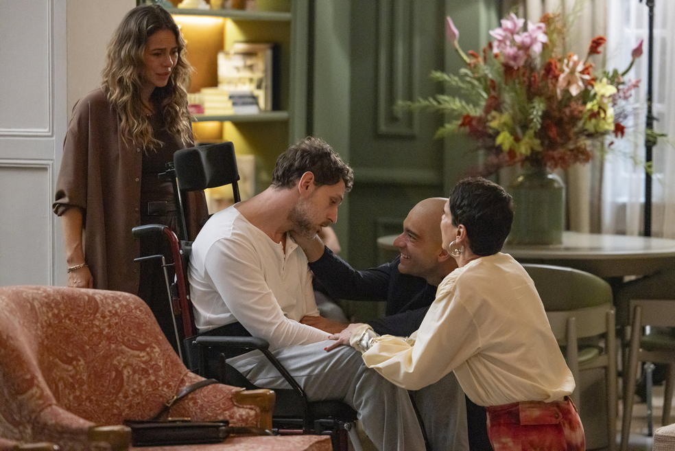 Em Vale Tudo, Heleninha revela a todos que Leonardo está vivo — Foto: Globo