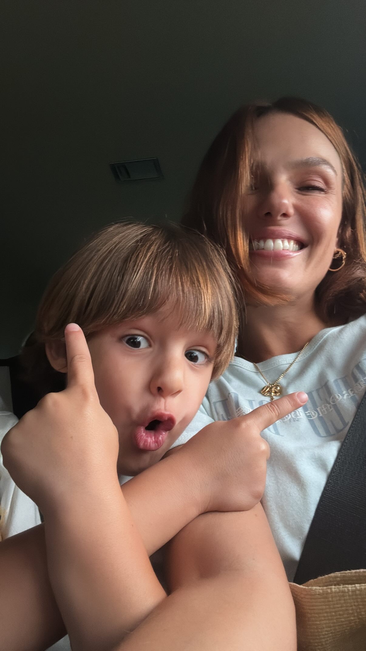 Isis Valverde posa sorridente com o filho e o marido