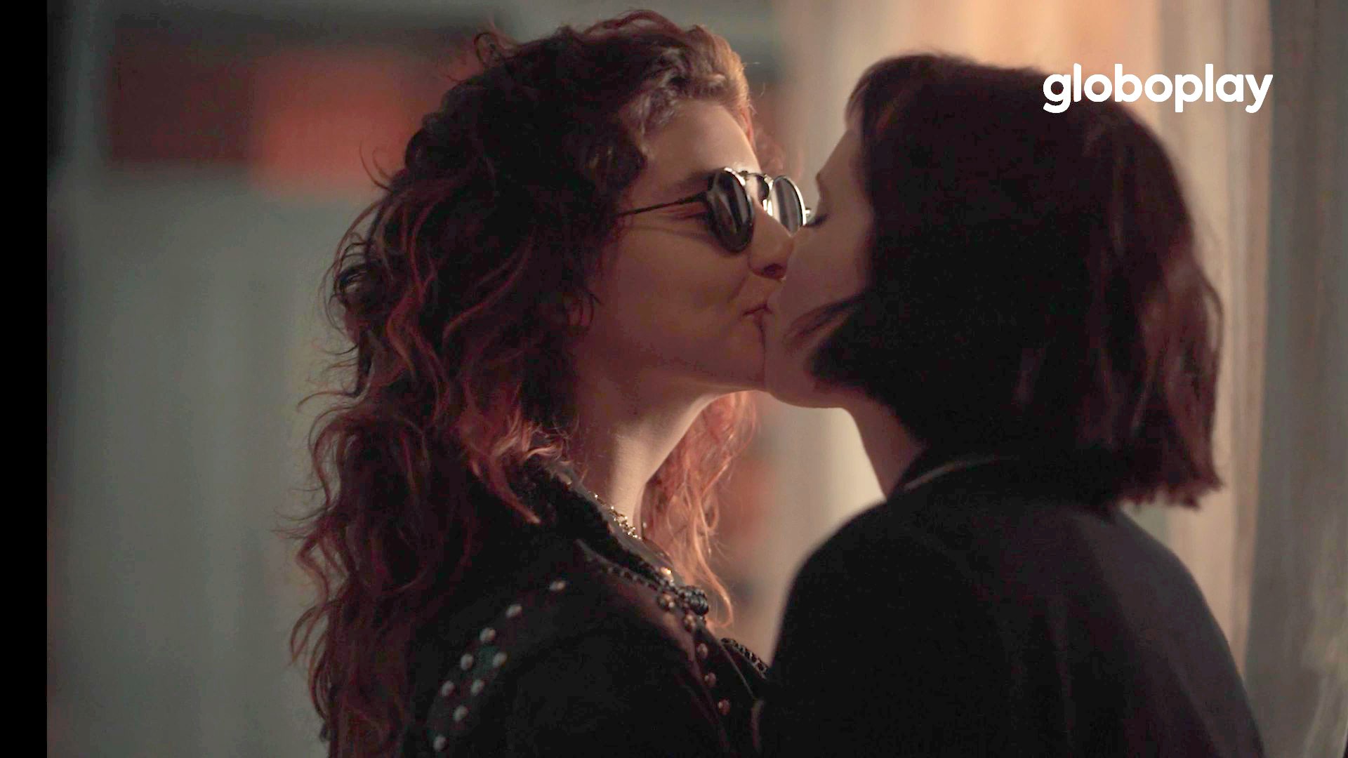 Vermelho Sangue: personagens de Alanis Guillen e Laura Dutra assumem romance e causam impacto na 2ª temporada; veja spoiler