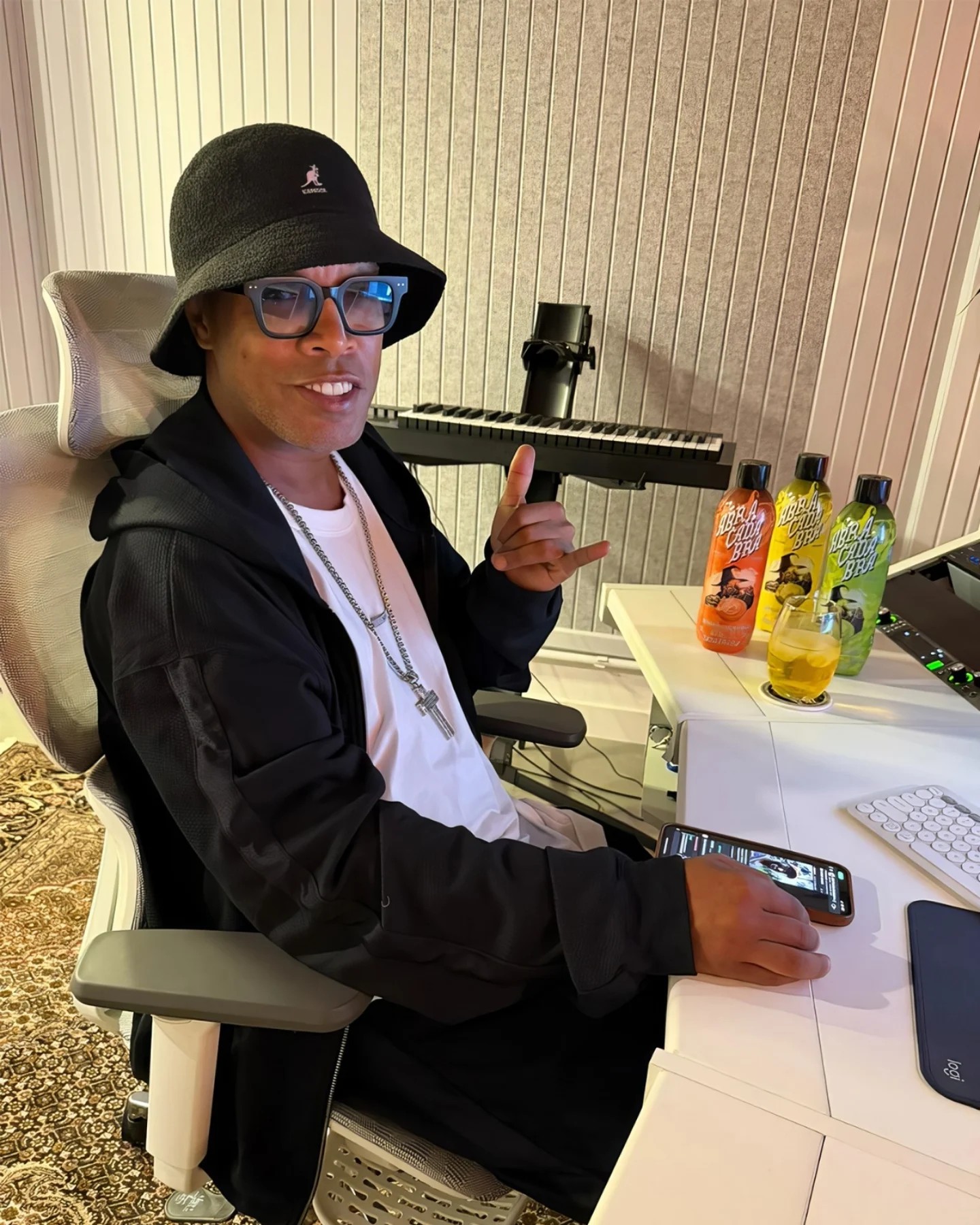 Ronaldinho Gaúcho cantor? Conheça projetos do Bruxo na música que fazem sucesso no streaming