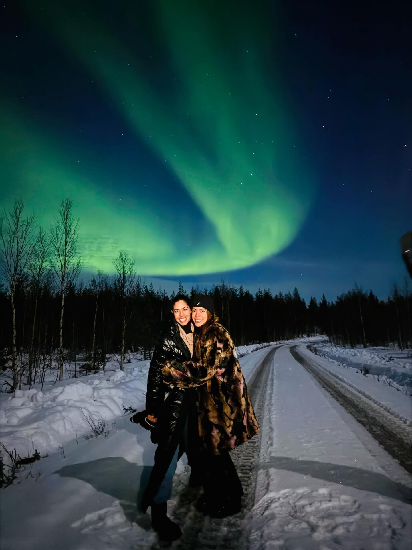 Anitta posa com Bela Gil na aurora boreal na Finlândia: 'Que delícia esses dias'