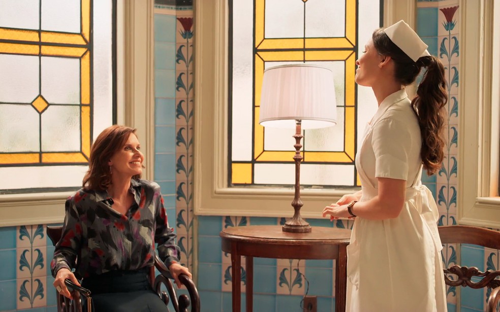 Estela (Larissa Manoela) desconfia de Zulma (Heloisa Périssé) a partir do relato de Sônia (Paula Burlamaqui) - Êta Mundo Melhor!, — Foto: Globo