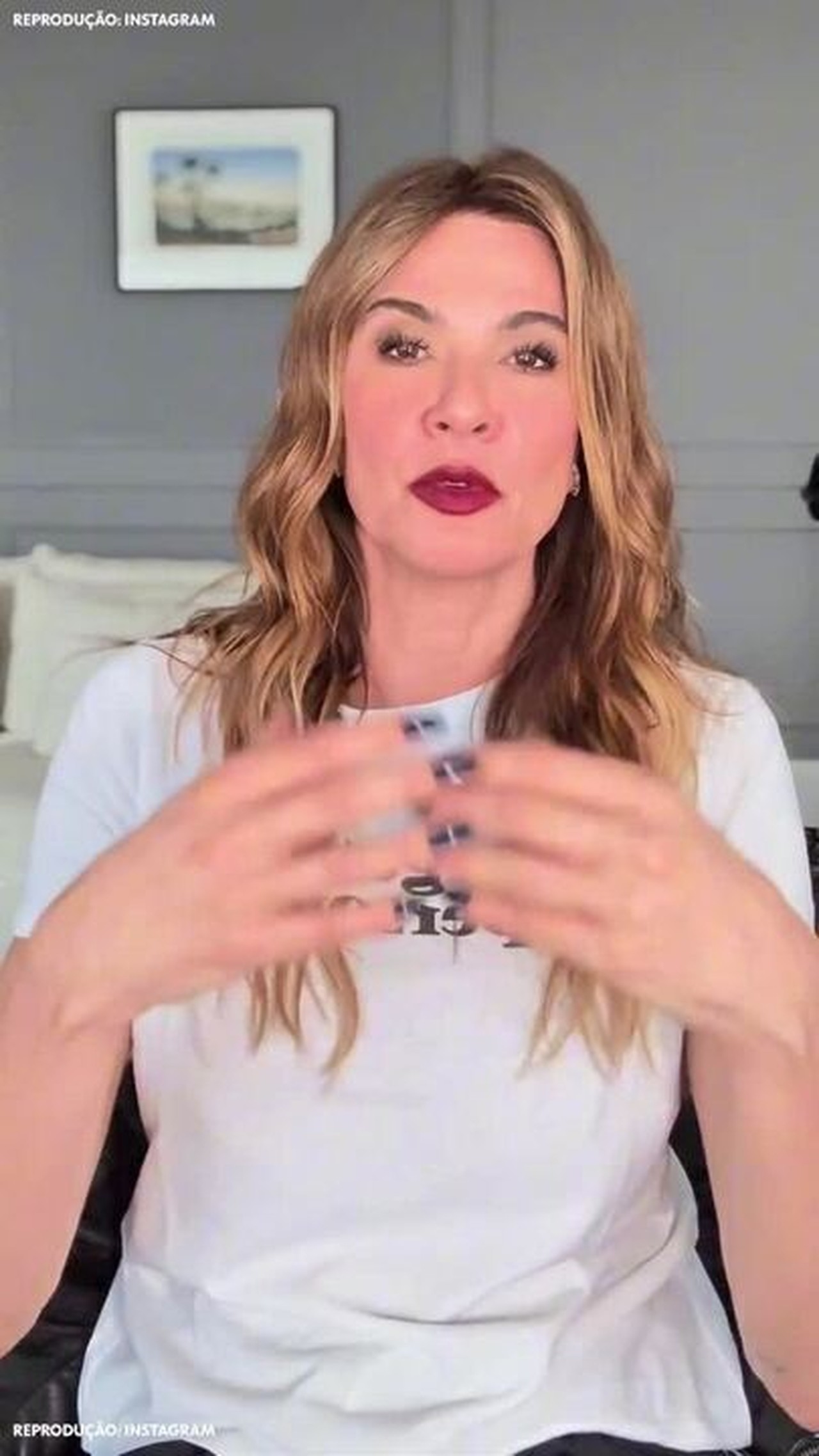 Luciana Gimenez rebate críticas por usar biquíni e roupas curtas