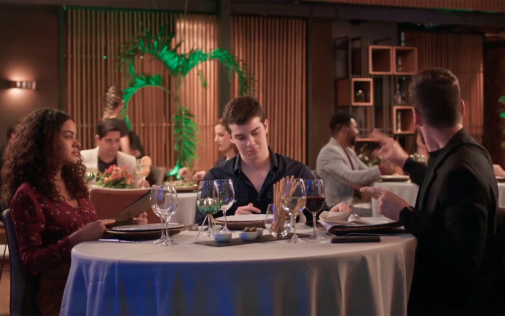 Jantar com Theo vai fazer Jenifer e Rafa passarem mal em Vai na Fé — Foto: Globo