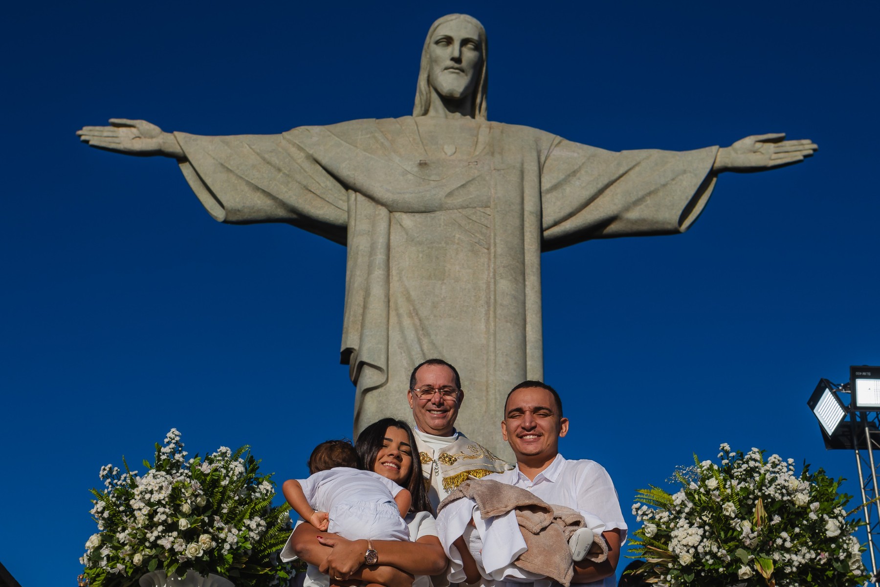 João Gomes e Ary Mirelle batizam filhos e renovam votos de amor aos pés do Cristo Redentor