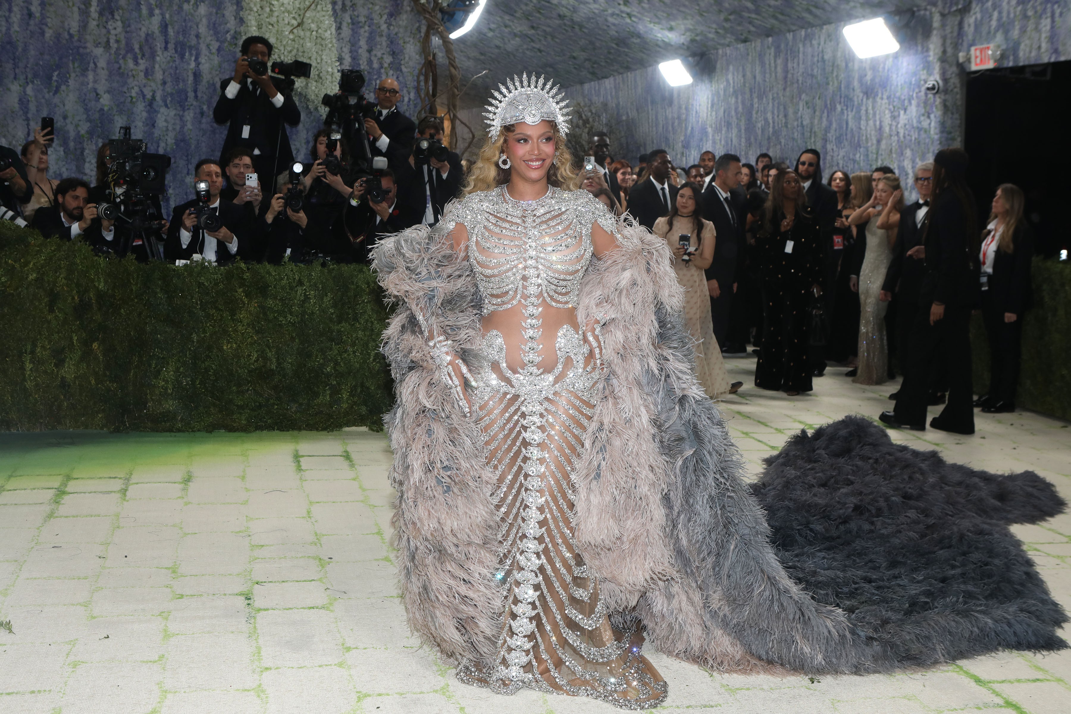 Viradouro brinca com look de Beyoncé e referência a Mestre Ciça: 'Legado do Mestre Caveira'