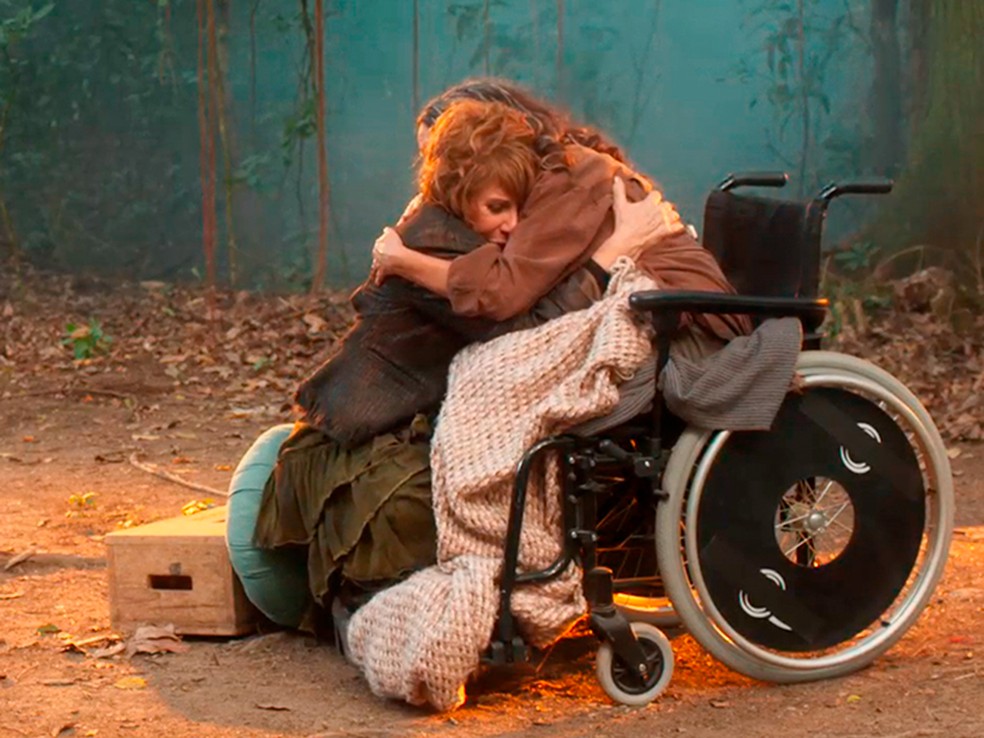 Dora e Wilma se abraçam durante filme em Vai na Fé — Foto: Globo