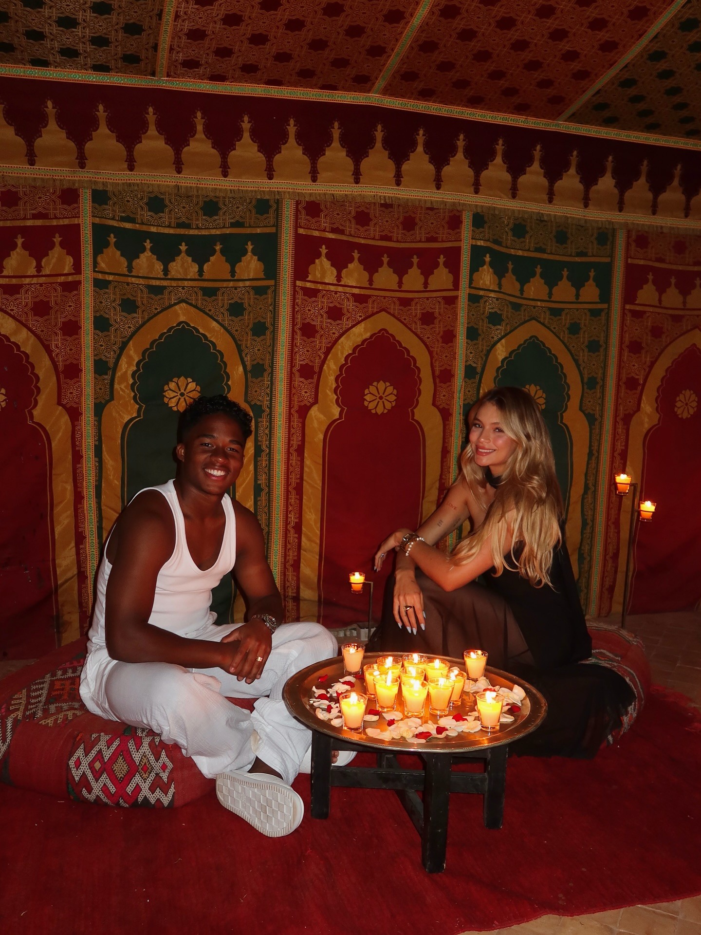 Endrick e Gabriely Miranda abrem álbum de fotos românticas em viagem ao Marrocos