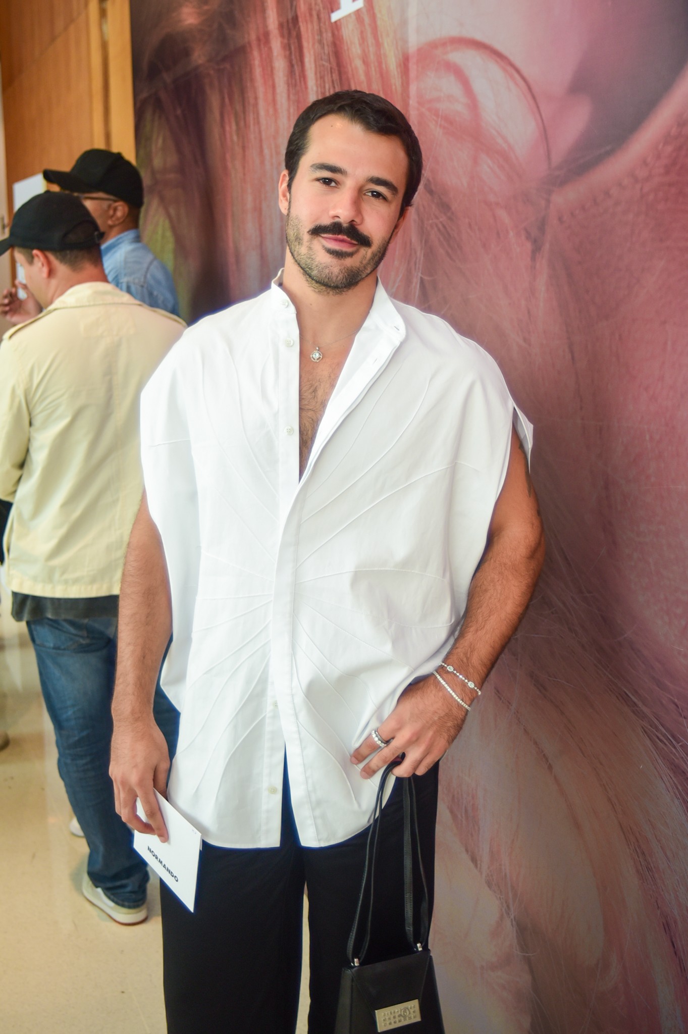 Mateus Pires fala da 'loucura' que ainda vive após 2 meses fora do BBB 25 e segue projeto como cantor