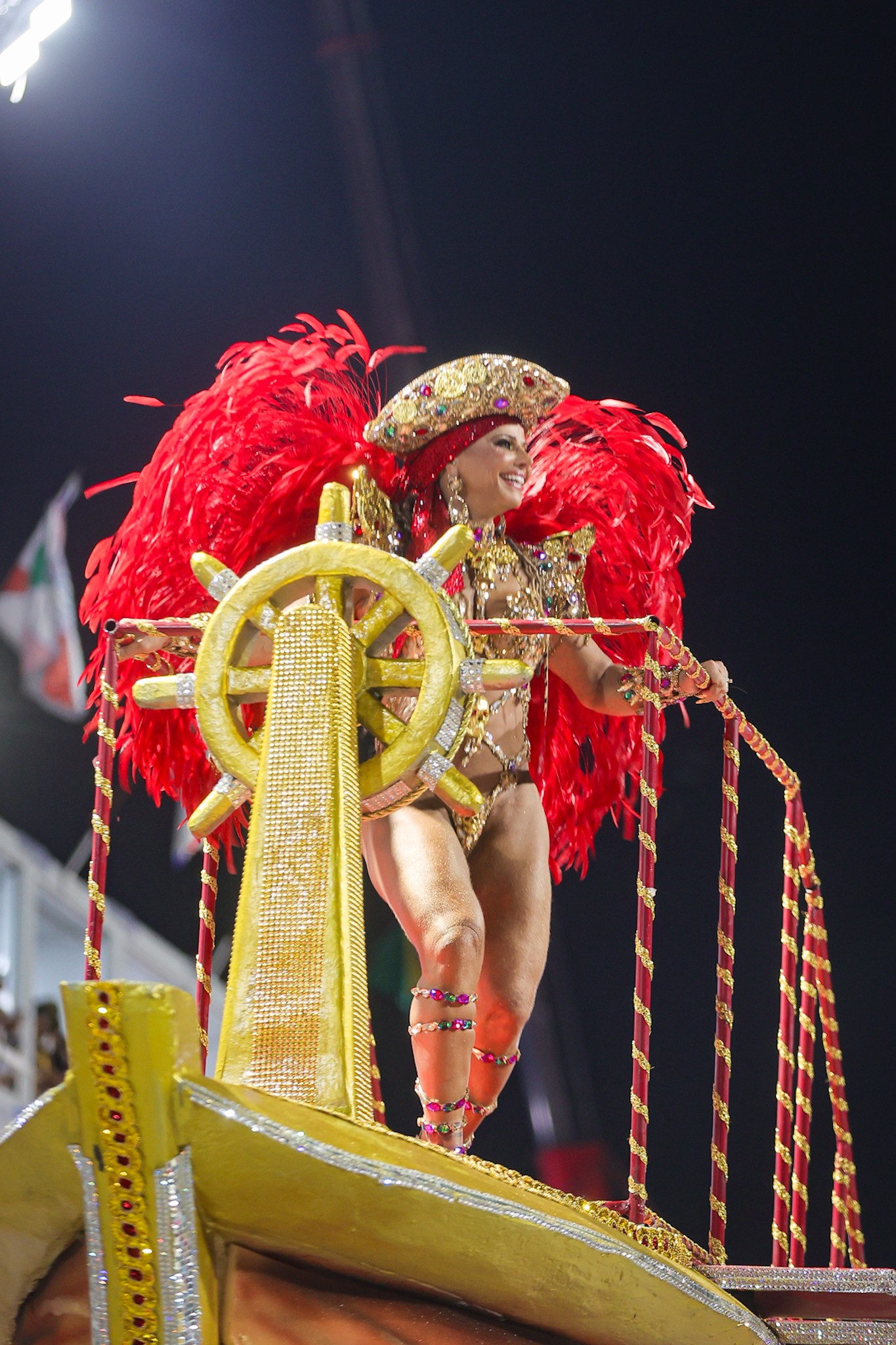 Inovou! Viviane Araujo desfila na Sapucaí em cima de plataforma