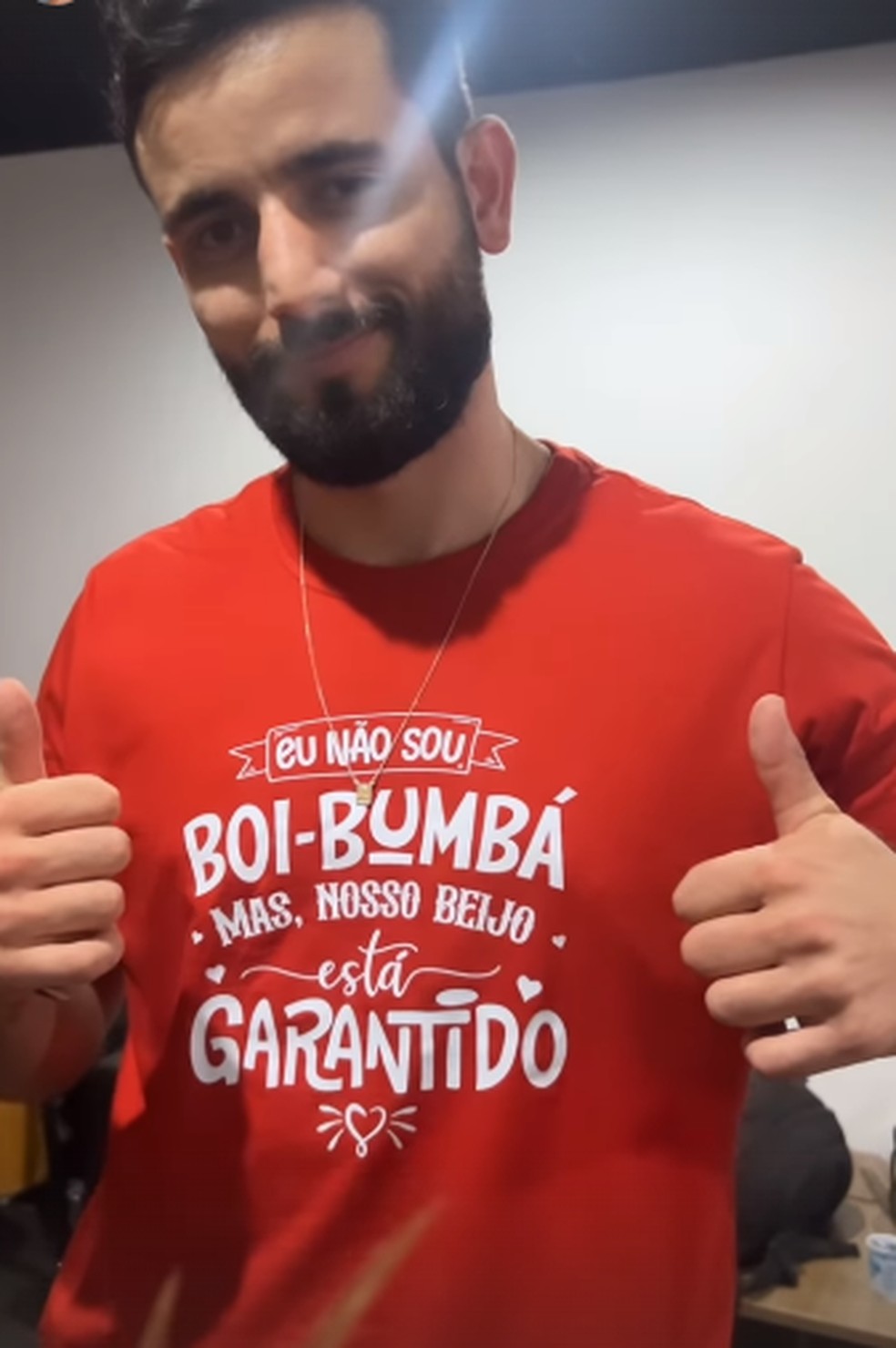 Matheus Amaral mostra camiseta divertida nos bastidores da apresentação de Isabelle Nogueira na Arena Amazônia — Foto: Reprodução/Instagram