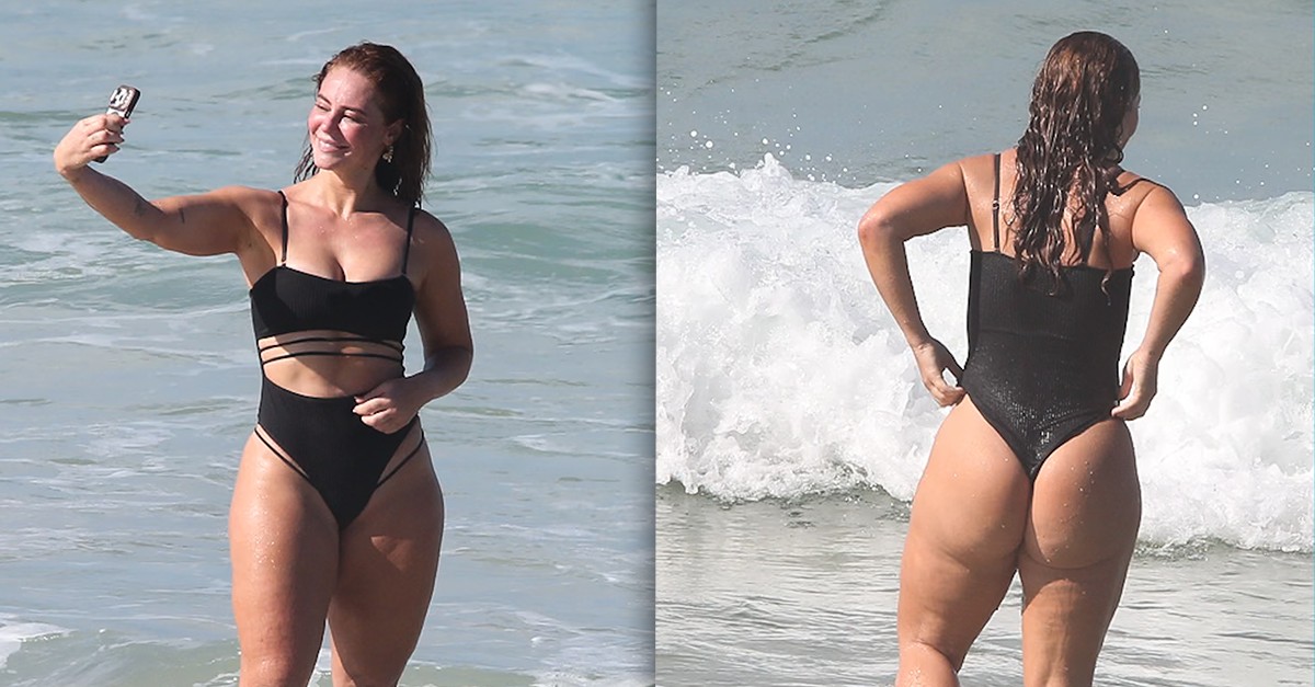 Paolla Oliveira se refresca no mar e toma água de coco em dia de sol durante feriado no Rio