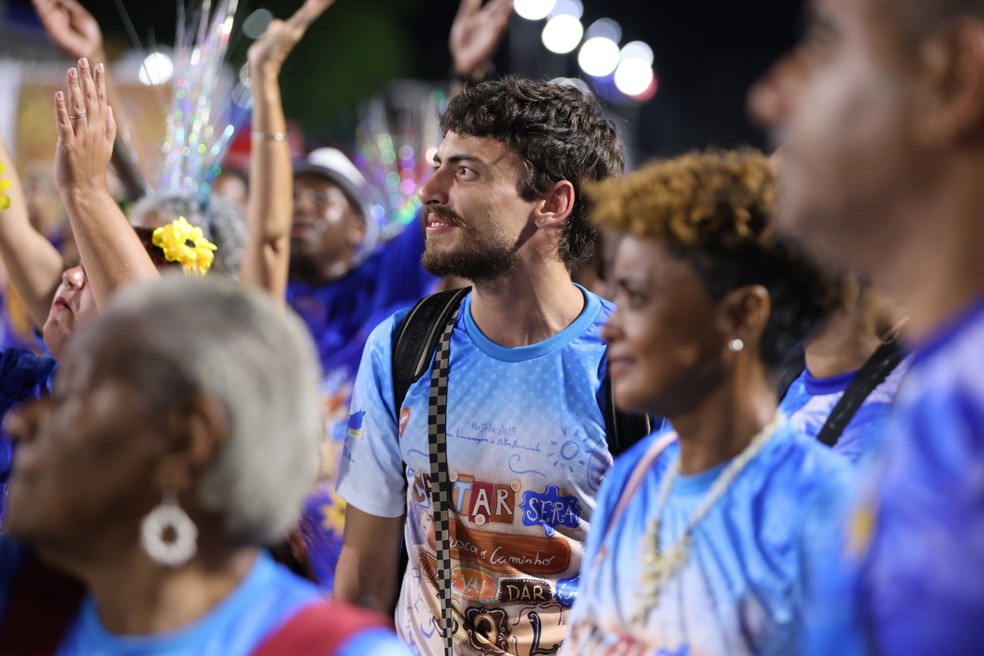 Jaffar Bambirra acompanha ensaio da Portela em estreia de Gabz como destaque — Foto: Brazil News