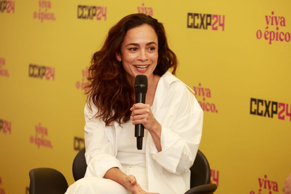 Alice Braga participa de coletiva na CCXP 24 para falar de projeto