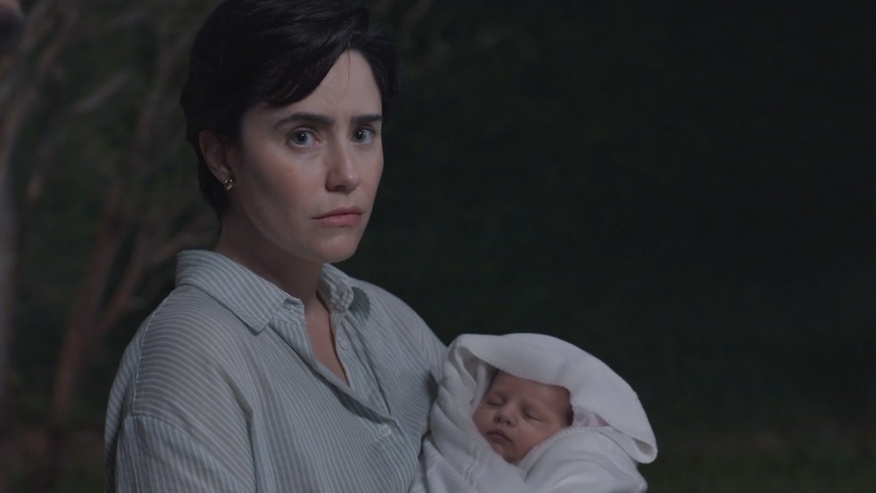 Samira leva bebê de Joélly em Três Graças — Foto: Globo