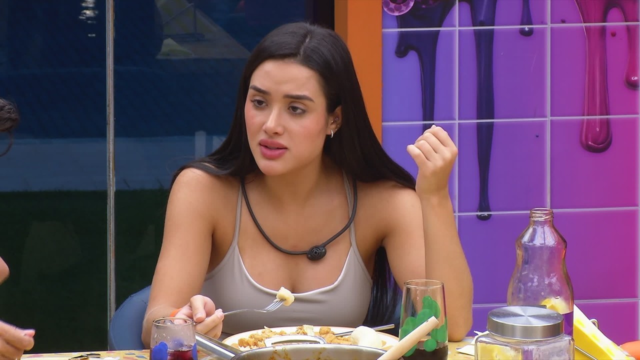 Jordana e Gabriela discutem enquanto comem, e Marciele reclama: 'Depois a gente briga'