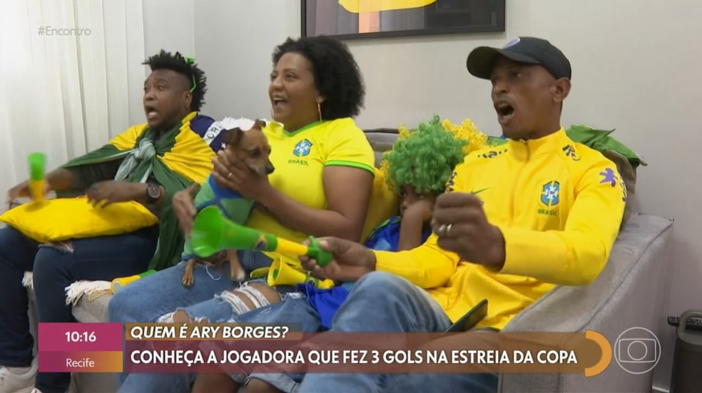 Copa do Mundo: família de Ary se emociona com hat-trick da jogadora na estreia da seleção brasileira — Foto: Reprodução/Globoplay