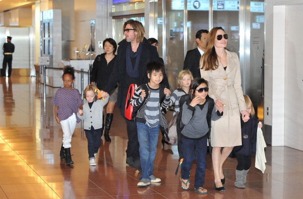 Brad Pitt e Angelina Jolie com os filhos quando ainda estavam juntos — Foto: Jun Sato/WireImage