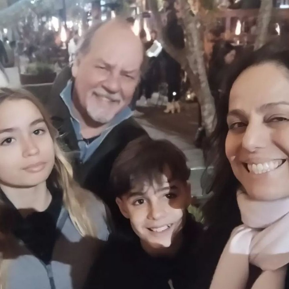 Claudia Mauro e Paulo César Grande com os filhos, Carolina e Pedro, em registro de 2023 — Foto: Instagram
