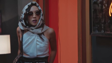 Mila envenena um molho na cozinha do restaurante, e Furtado o consome sem saber