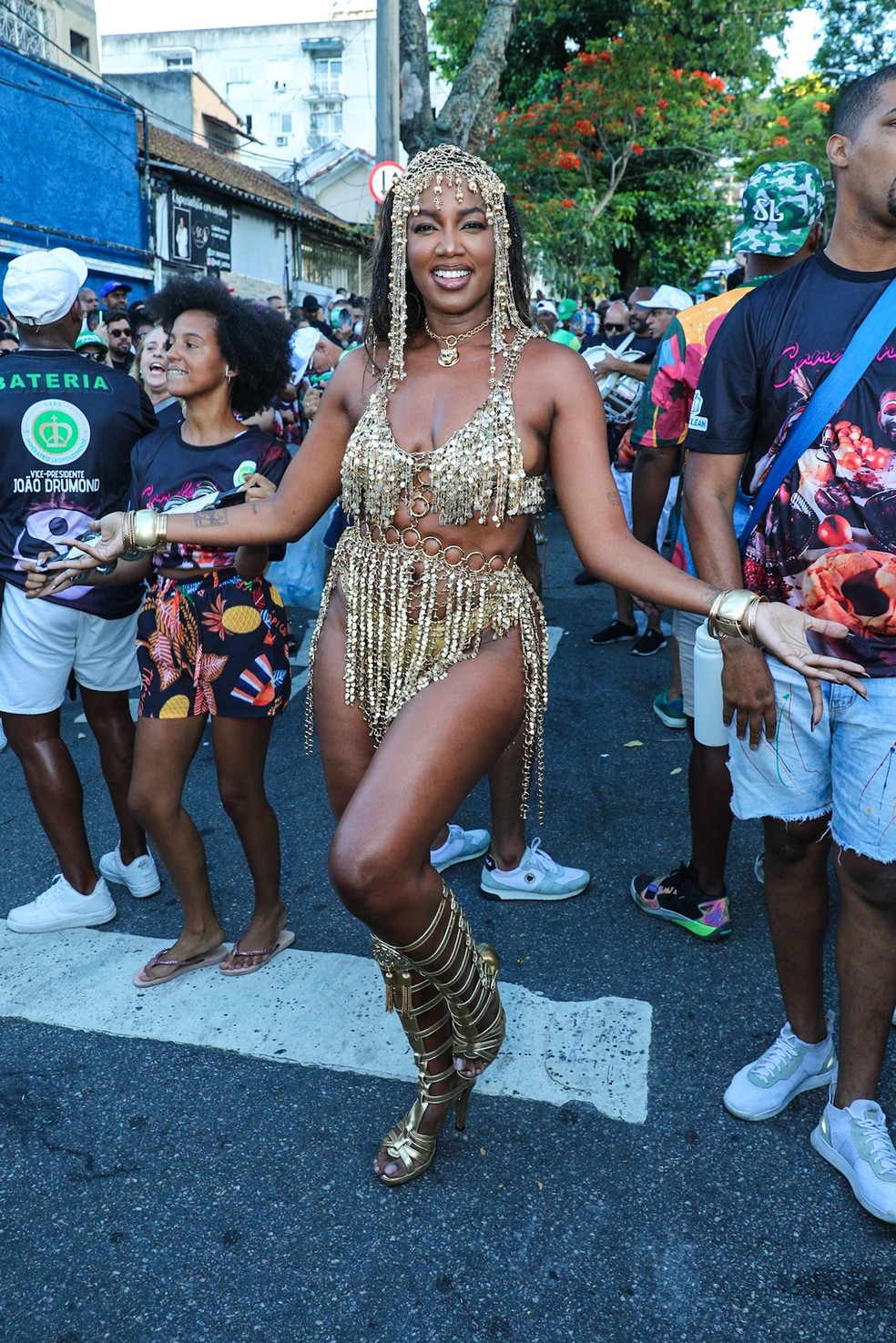 IZA marca presença em ensaio de rua da Imperatriz Leopoldinense
