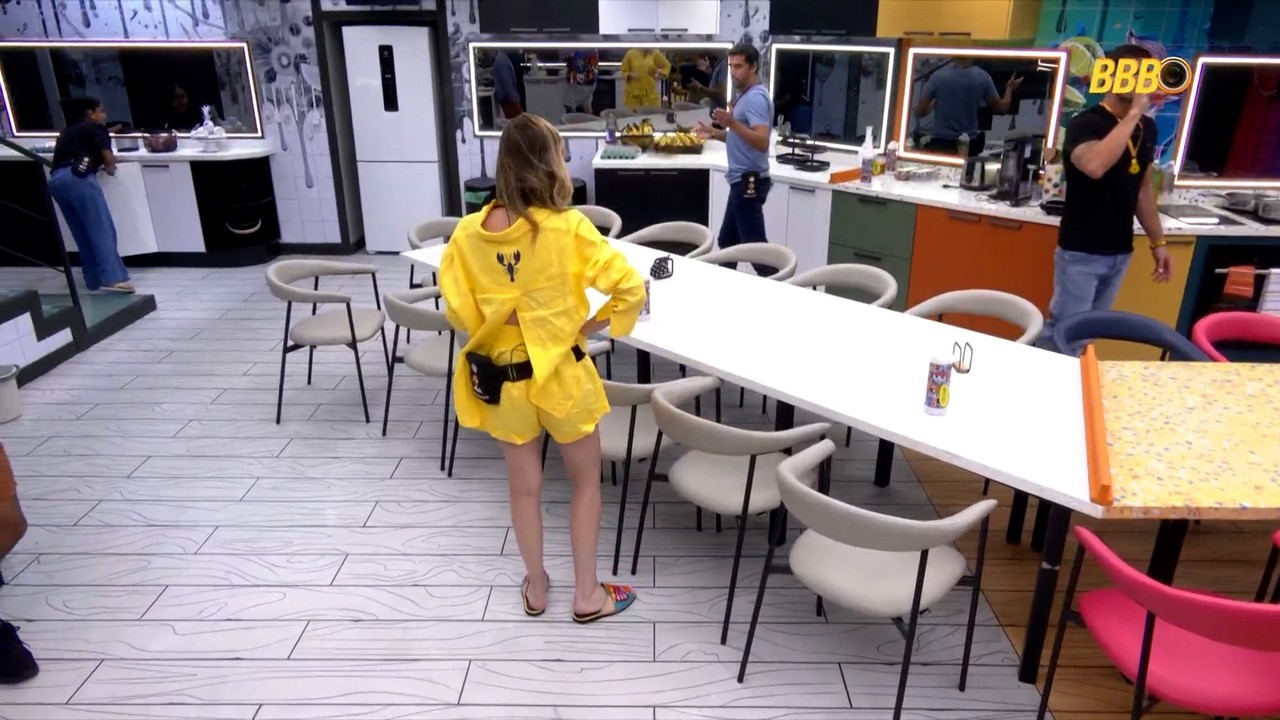 Ana Paula Renault discute com Alberto Cowboy e amassa chapéu dele: 'Se você falar do meu pai...'