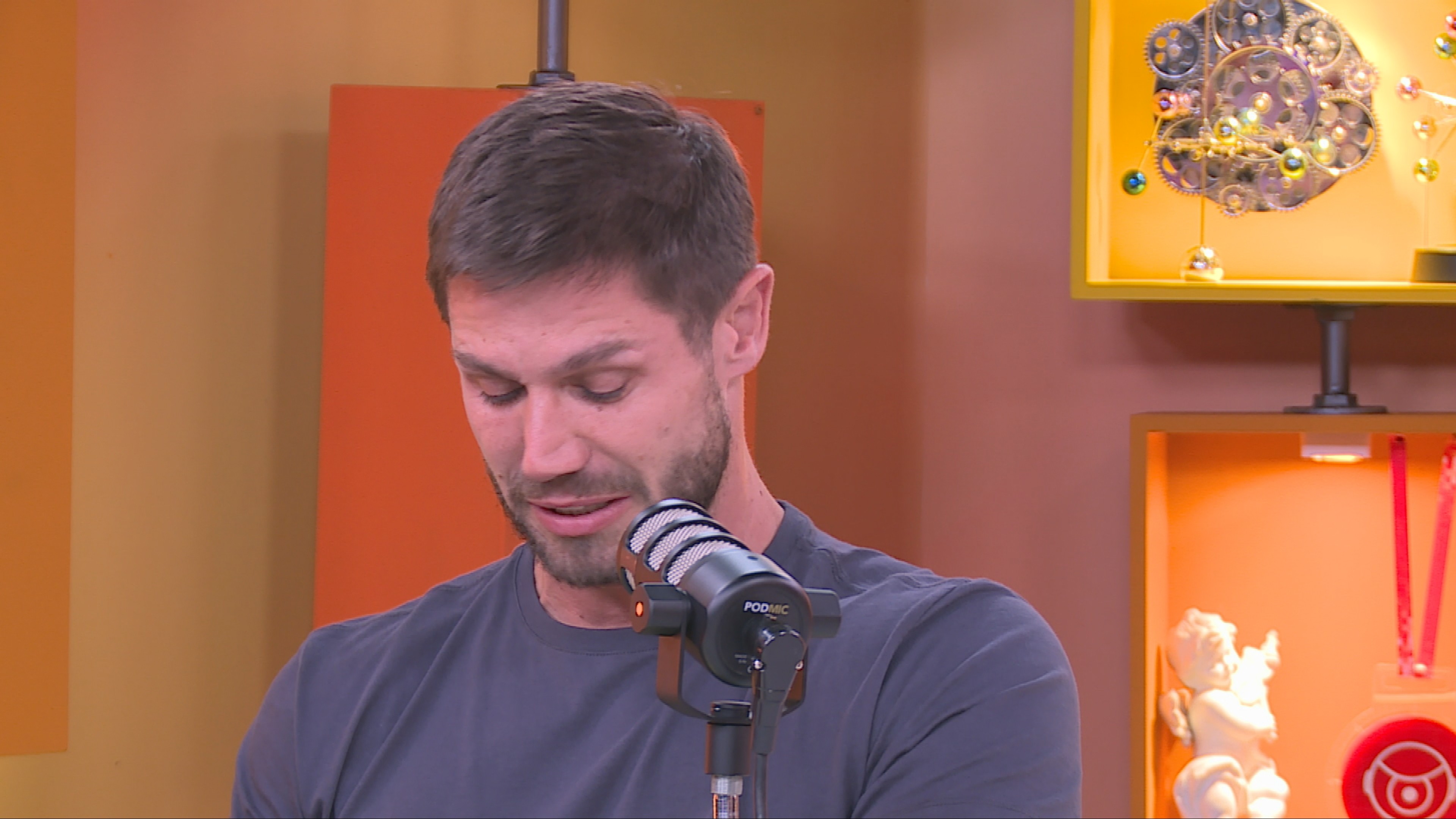 Jonas Sulzbach chora após ver cenas do BBB 26 e desabafa: 'Não entendi por que estou aqui fora'