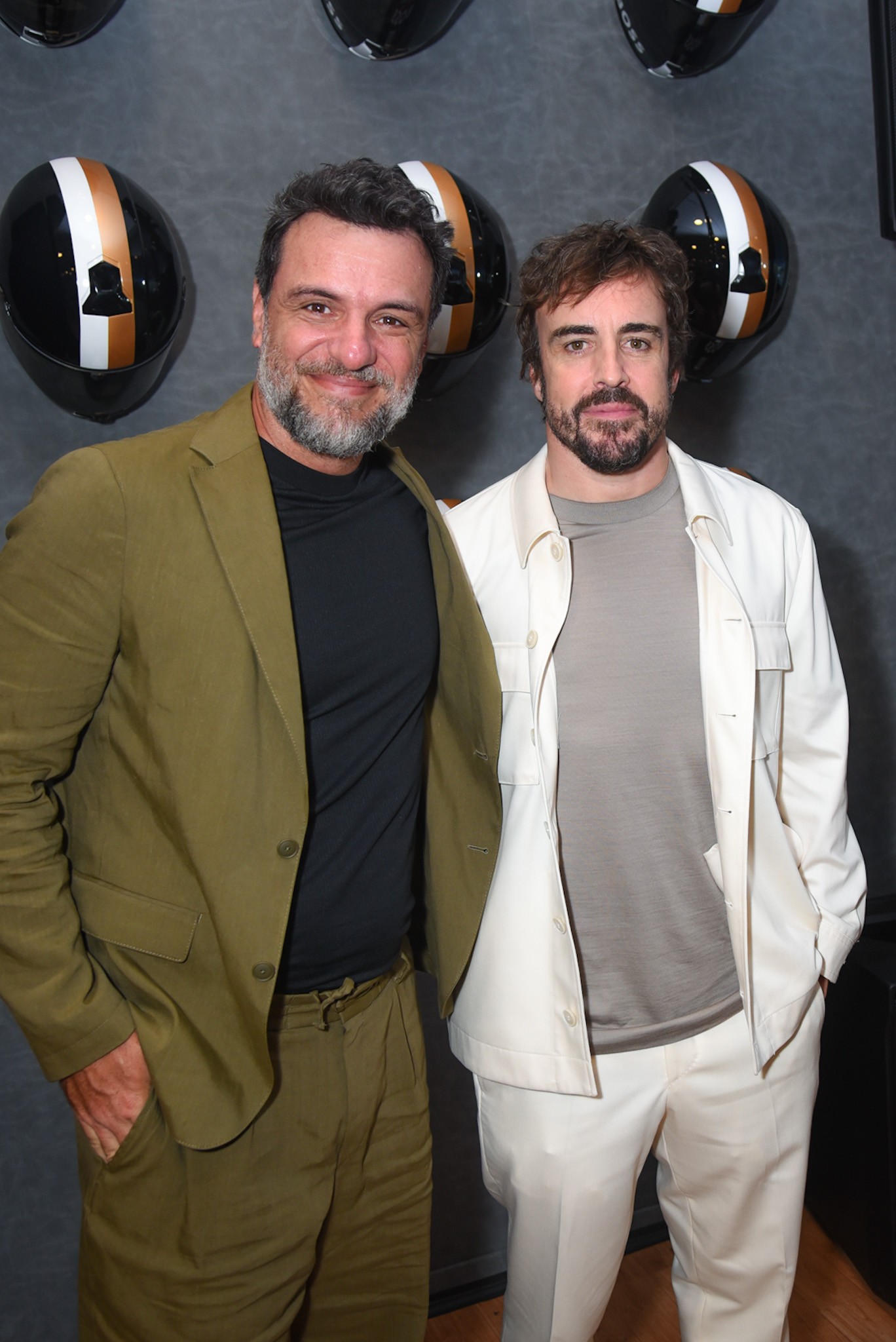 Fernando Alonso é tietado por odrigo Lombardi, Gabriel David, Arthur Zanetti e mais na Fórmula 1