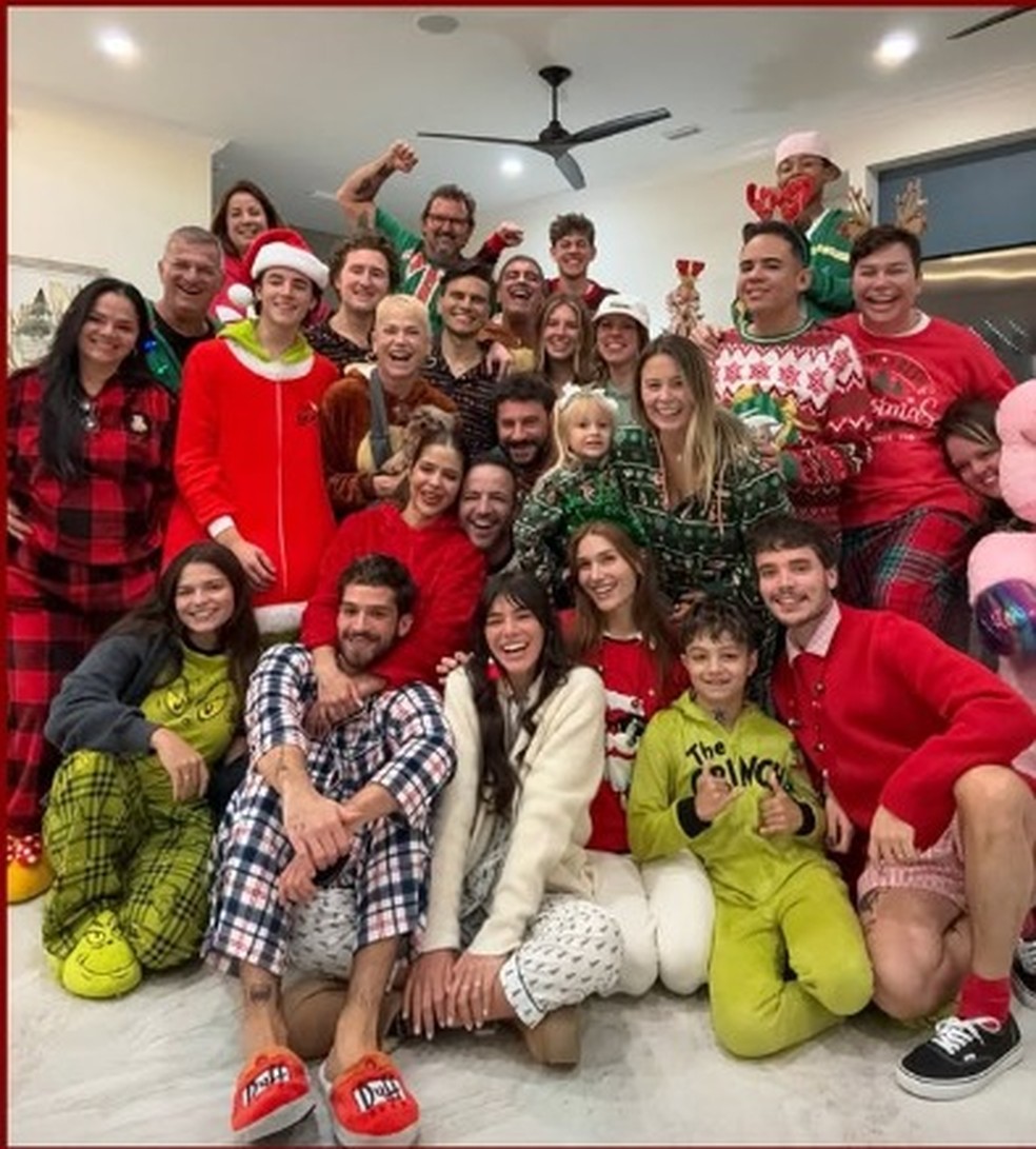 Bruna Marquezine e João Guilherme passaram o Natal juntos na casa de Xuxa — Foto: Instagram