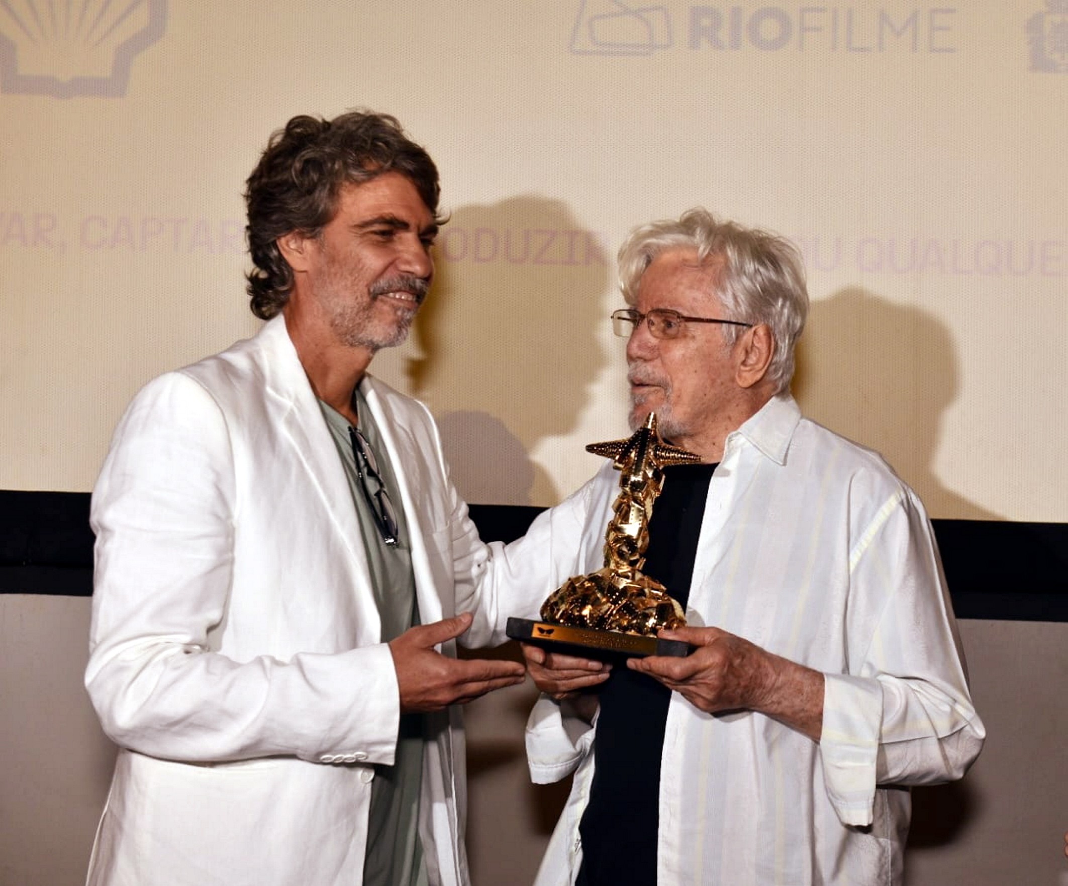 Reginaldo Faria vai com a namorada a premiação no Festival do Rio