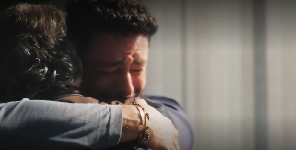 Caio abraça Antonio, aos prantos, numa cena que promete emocionar muita gente! — Foto: Globo