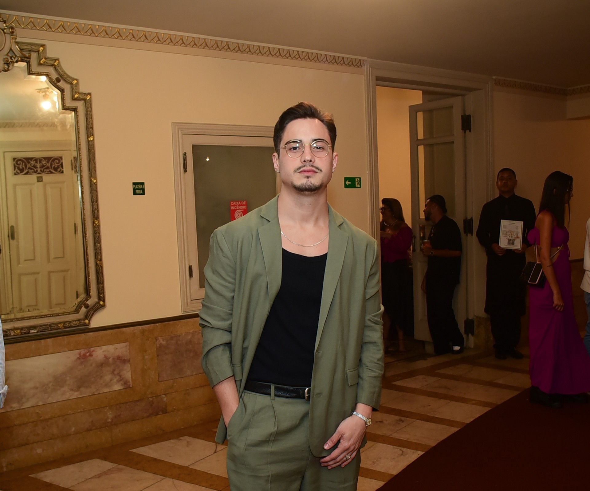 Famosos marcam presença em show de 50 anos de carreira de Jorge Aragão