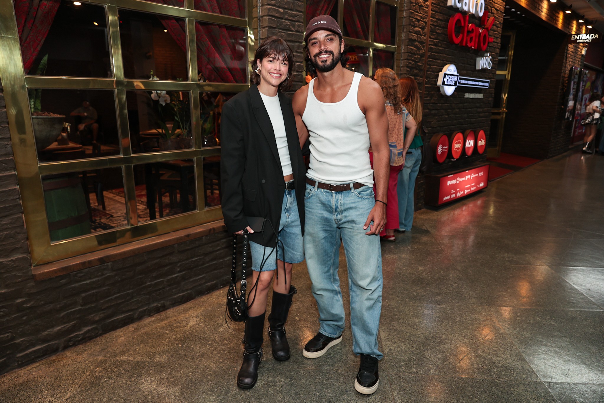 Agatha Moreira e Rodrigo Simas combinam look em show